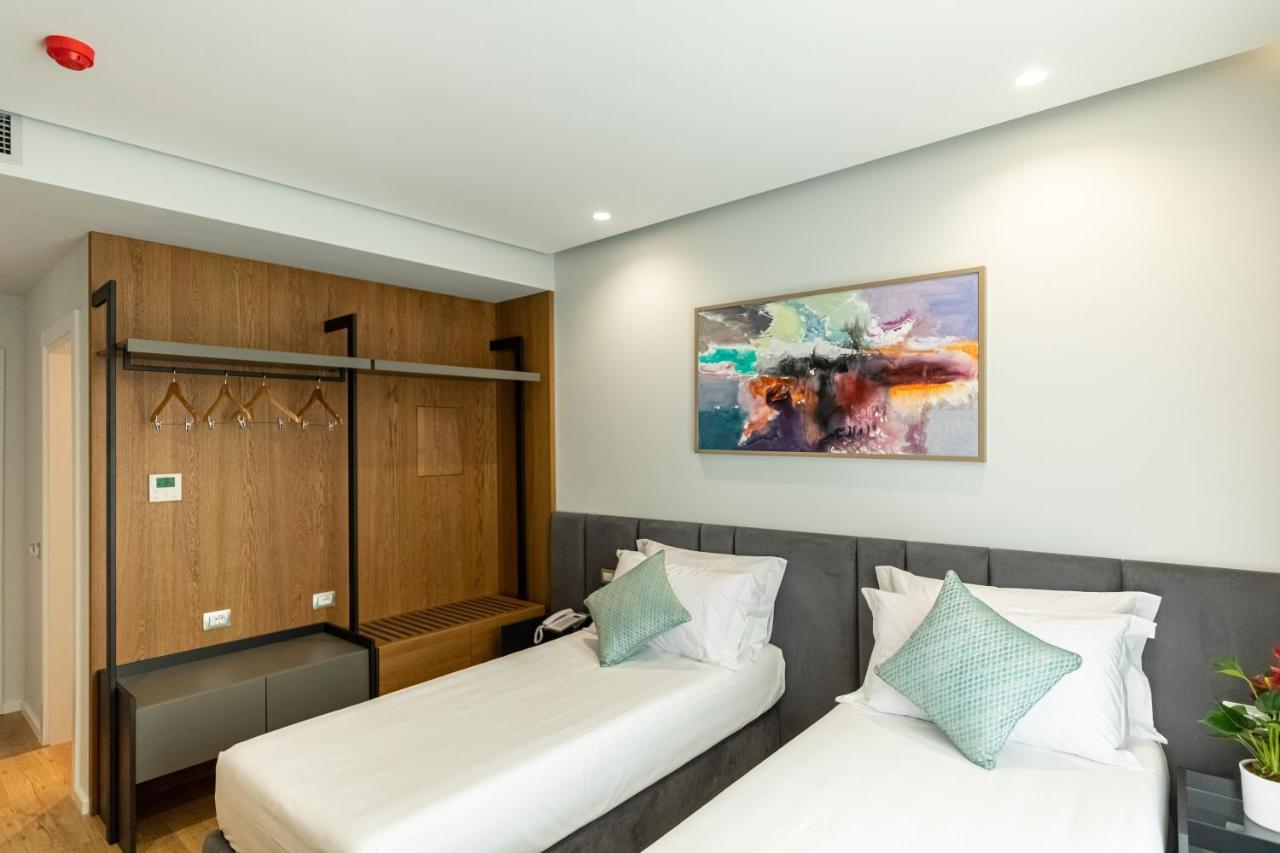 Hotel Ames & Vlore
