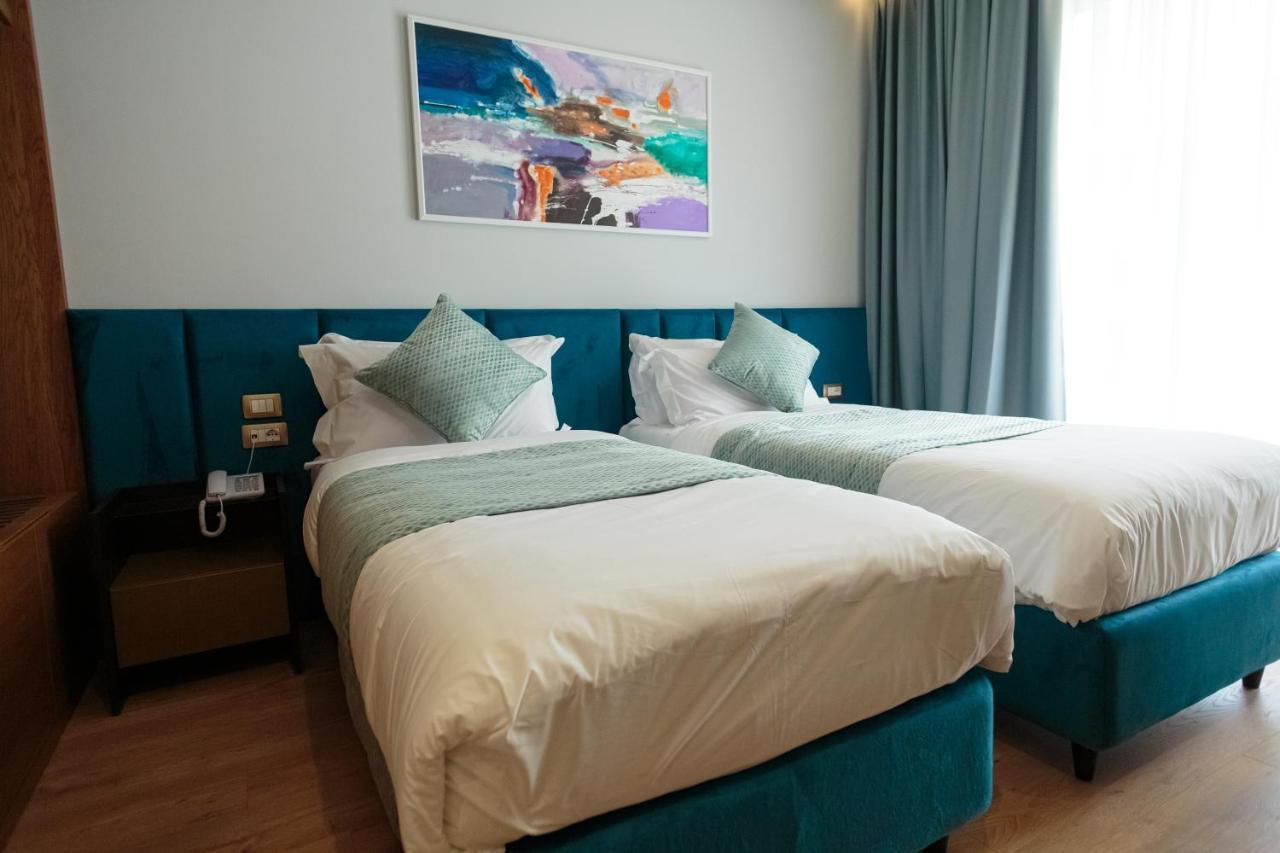 Ames & Hotel 4*